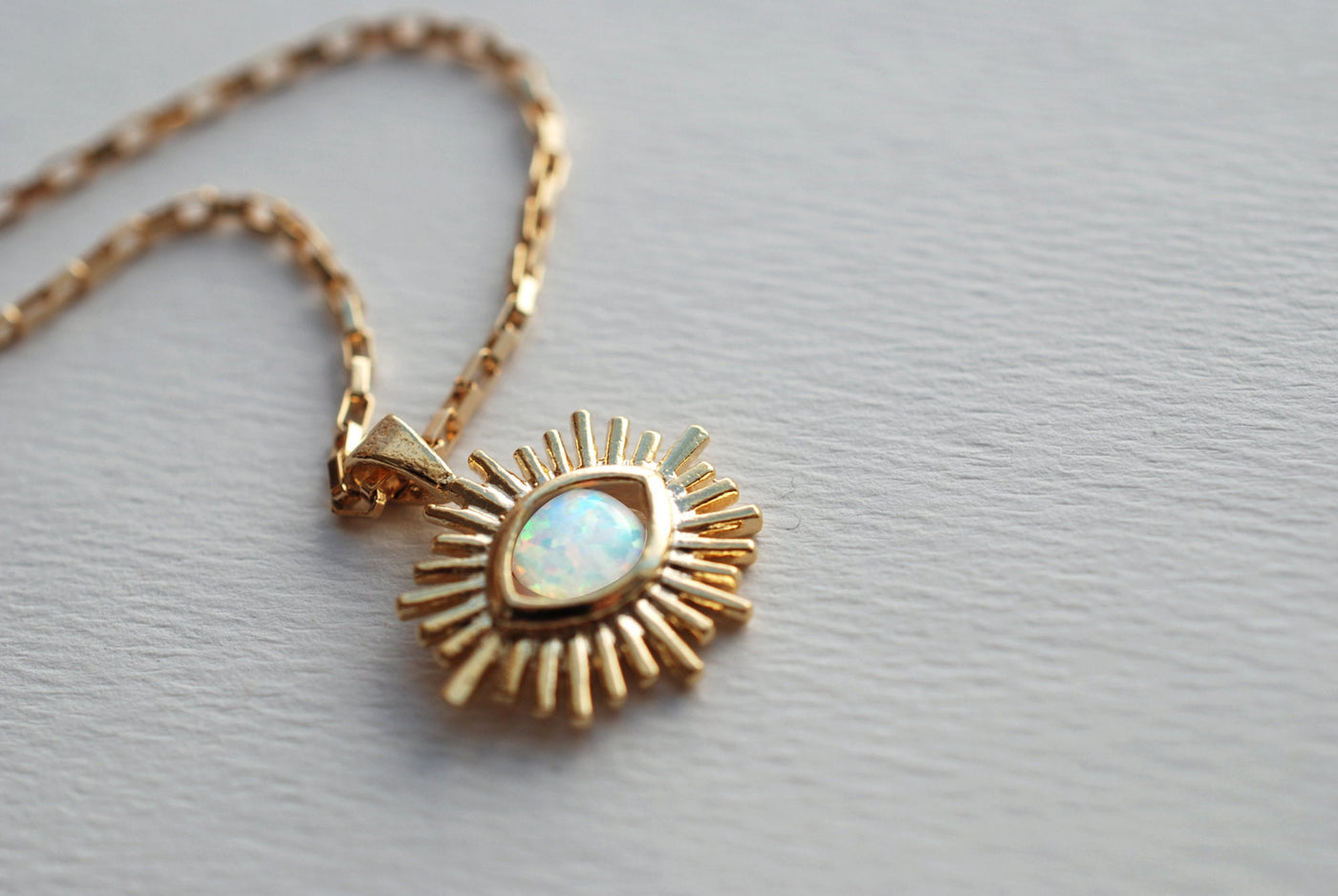 Collier HELIOS Porte-Bonheur Œil Protecteur – Pendentif en Verre Imitation Opale