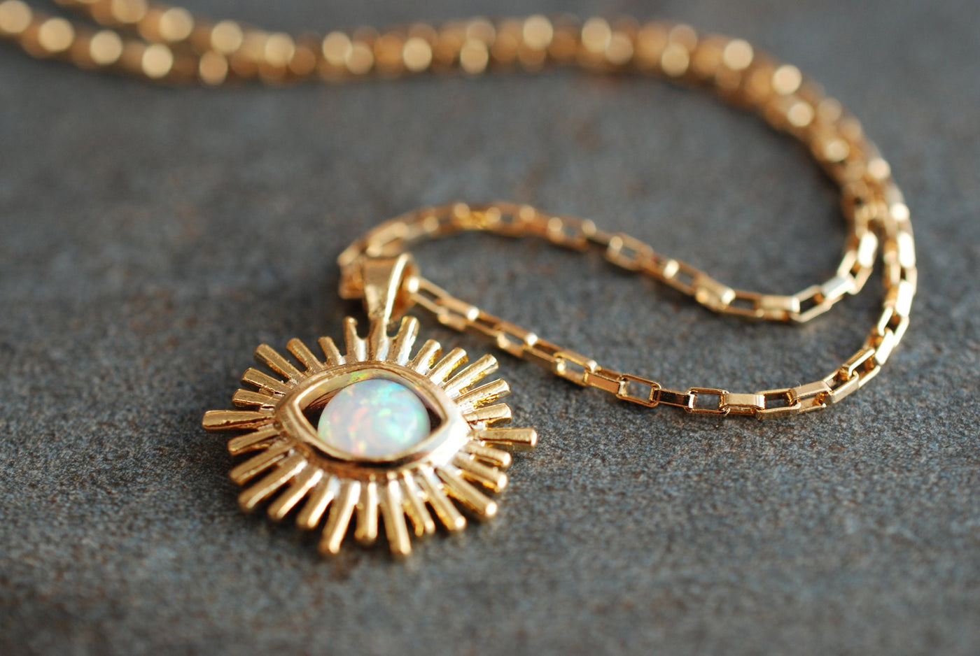 Collier HELIOS Porte-Bonheur Œil Protecteur – Pendentif en Verre Imitation Opale