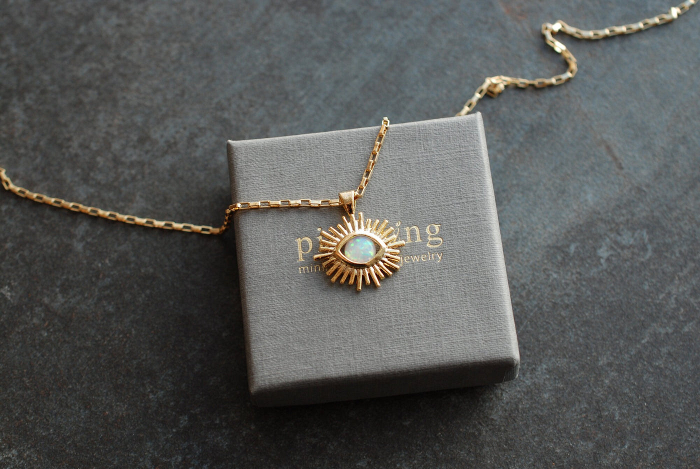 Collier HELIOS Porte-Bonheur Œil Protecteur – Pendentif en Verre Imitation Opale