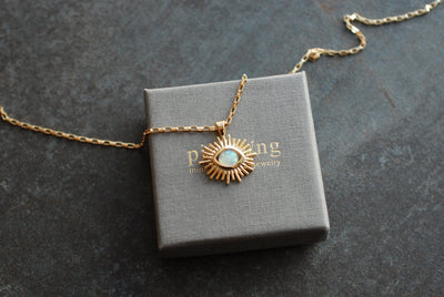 Collier HELIOS Porte-Bonheur Œil Protecteur – Pendentif en Verre Imitation Opale