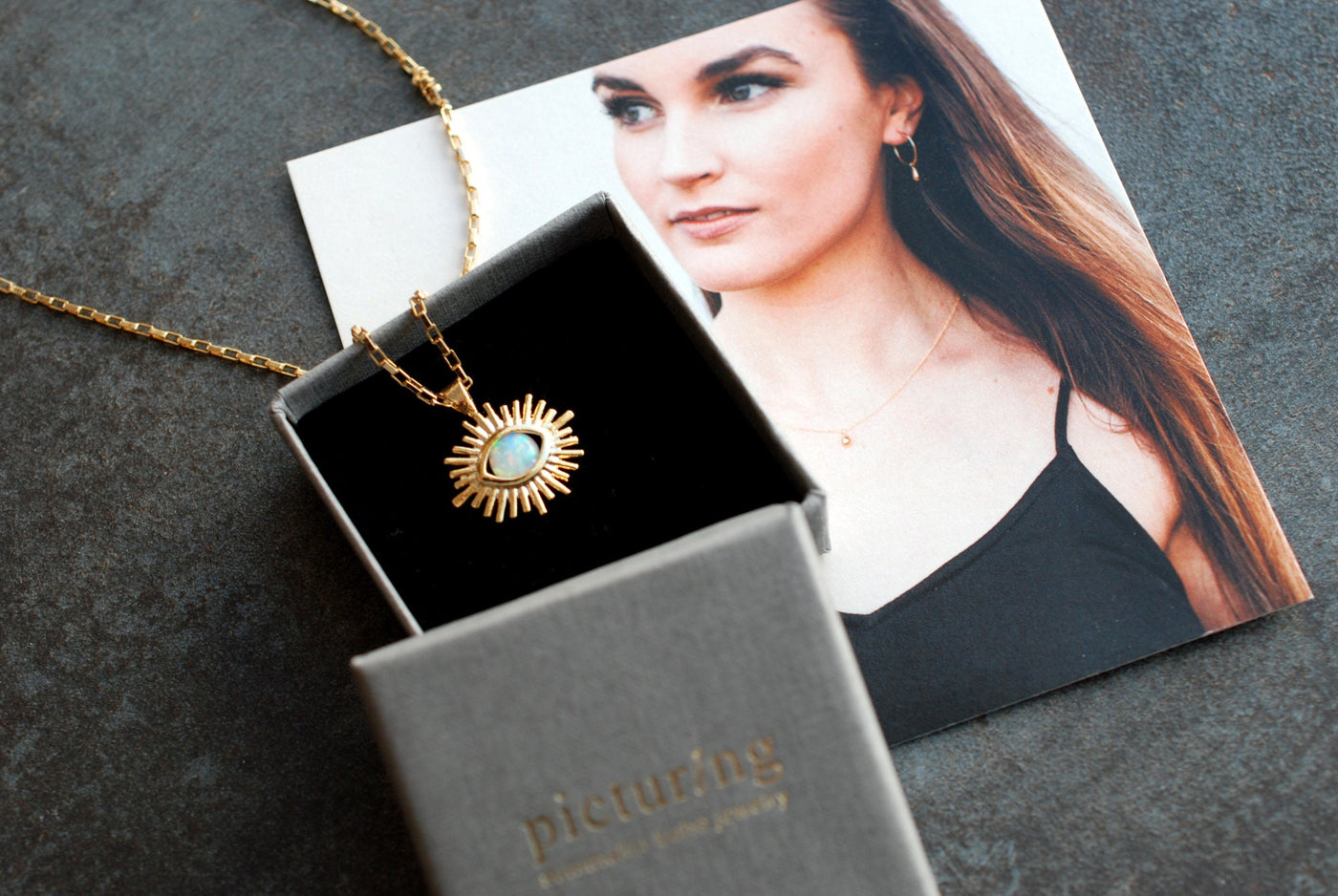 Collier HELIOS Porte-Bonheur Œil Protecteur – Pendentif en Verre Imitation Opale