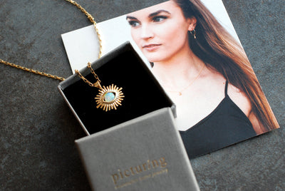 Collier HELIOS Porte-Bonheur Œil Protecteur – Pendentif en Verre Imitation Opale