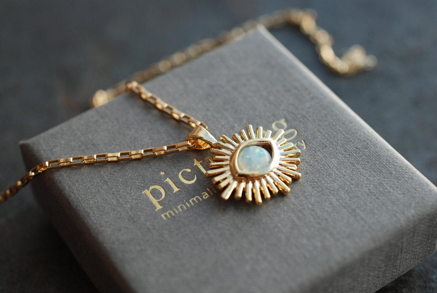 Collier HELIOS Porte-Bonheur Œil Protecteur – Pendentif en Verre Imitation Opale