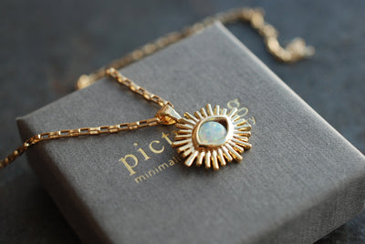 Collier HELIOS Porte-Bonheur Œil Protecteur – Pendentif en Verre Imitation Opale