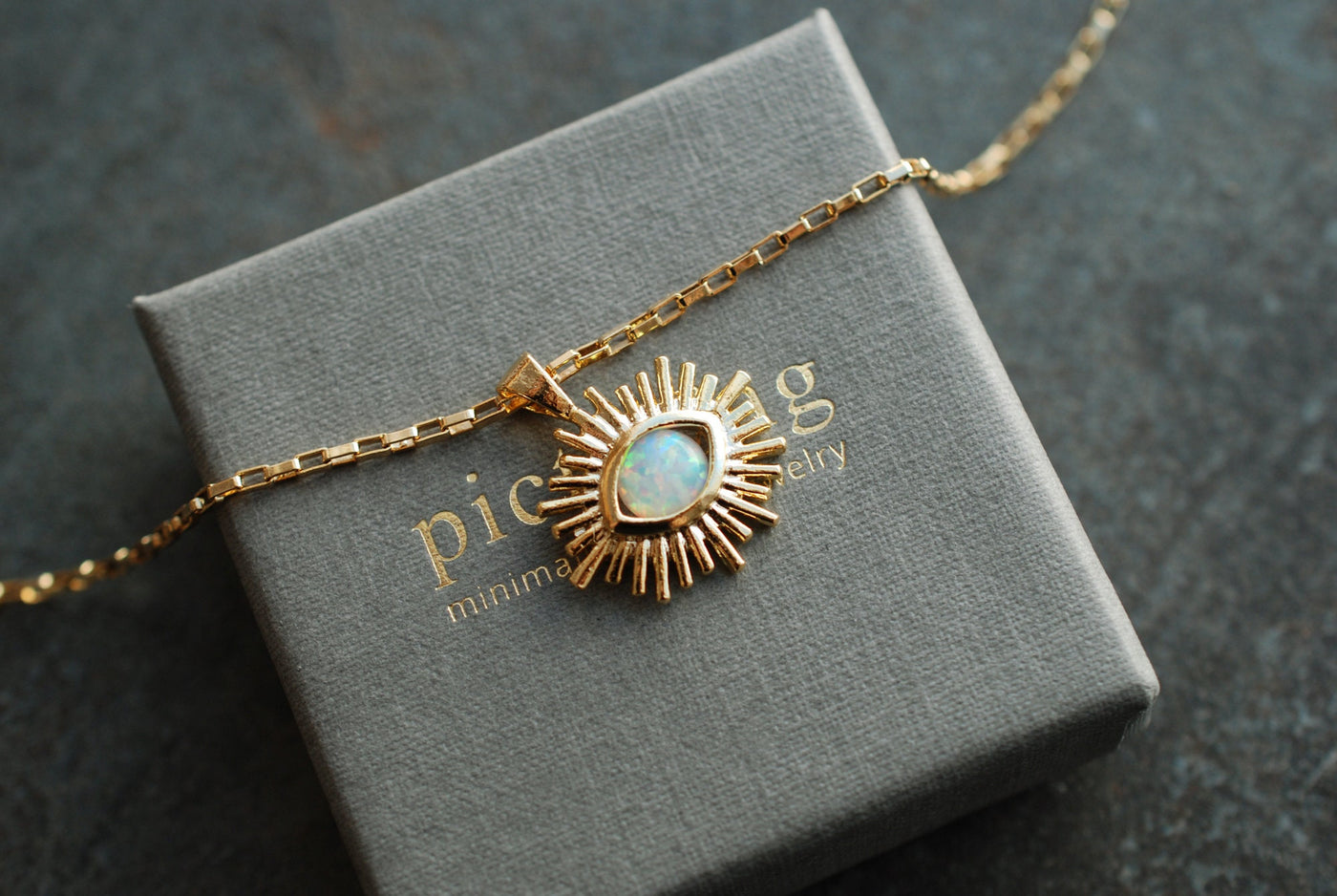 Collier HELIOS Porte-Bonheur Œil Protecteur – Pendentif en Verre Imitation Opale