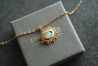 Collier HELIOS Porte-Bonheur Œil Protecteur – Pendentif en Verre Imitation Opale