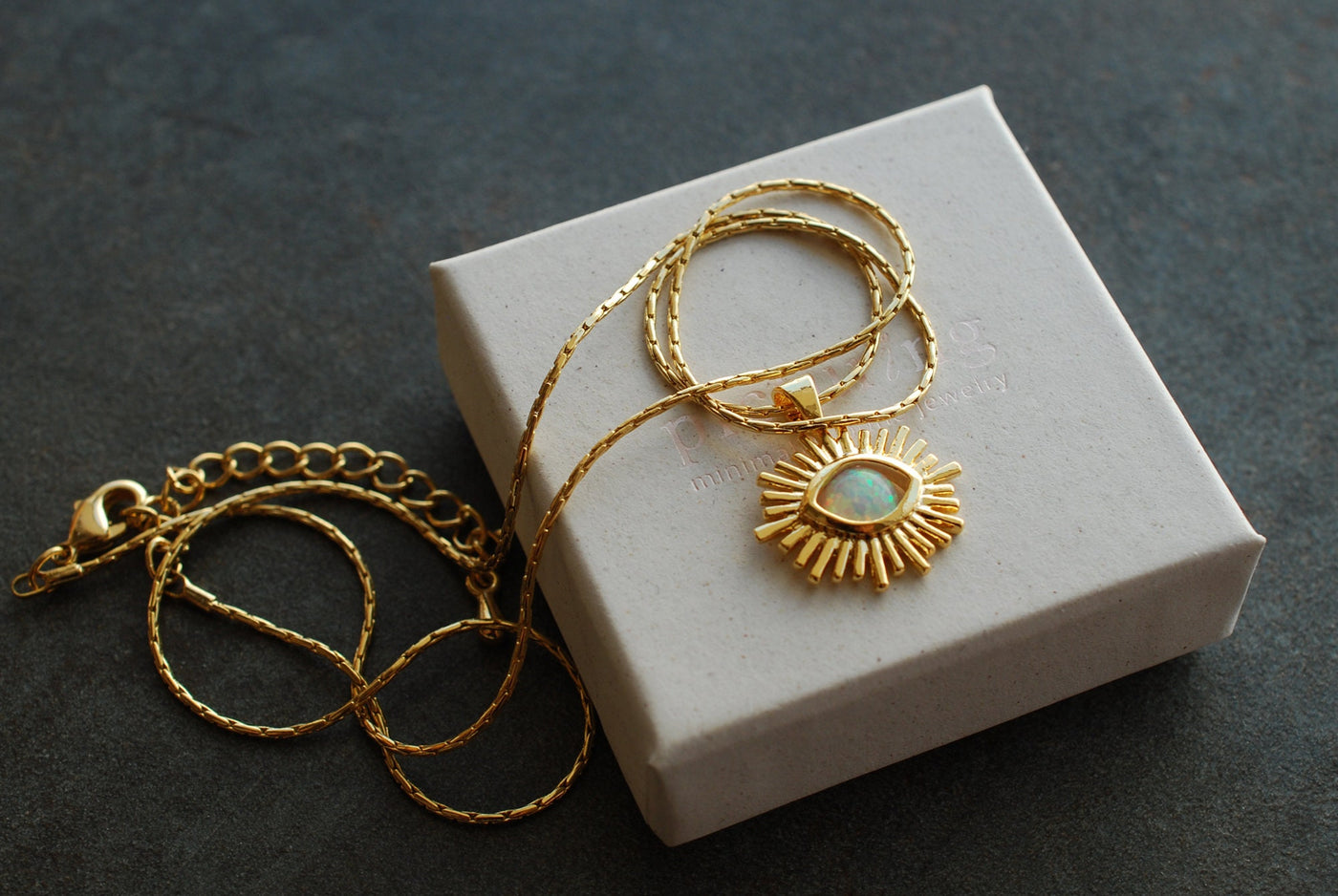 Collier HELIOS Porte-Bonheur Œil Protecteur – Pendentif en Verre Imitation Opale