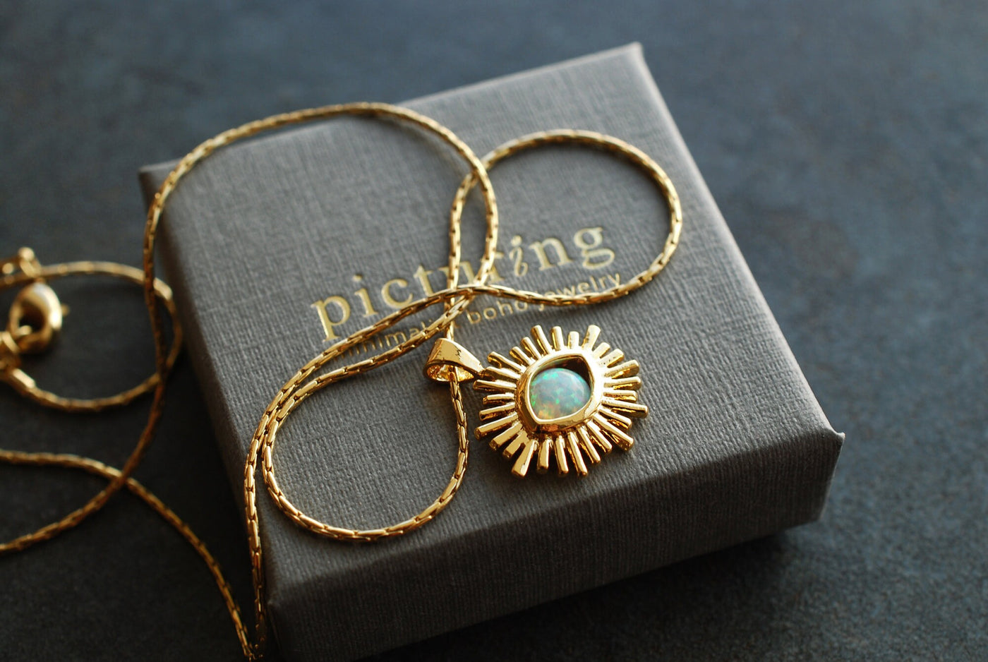 Collier HELIOS Porte-Bonheur Œil Protecteur – Pendentif en Verre Imitation Opale