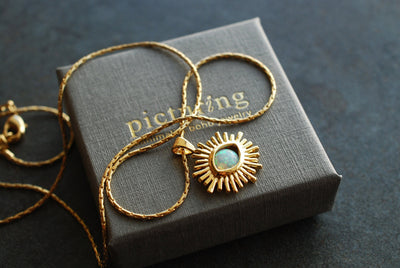 Collier HELIOS Porte-Bonheur Œil Protecteur – Pendentif en Verre Imitation Opale